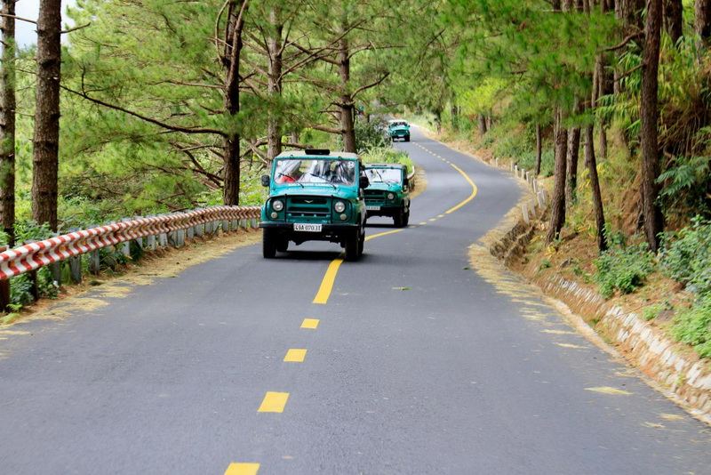 Đi bằng xe jeep lên đỉnh núi Langbiang