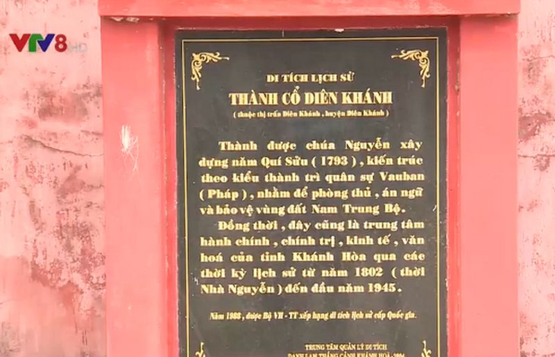 Bia tưởng niệm tại thành cổ Diên Khánh