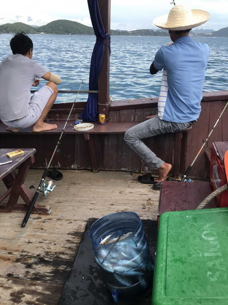 Câu cá mực trên biển Nha Trang
