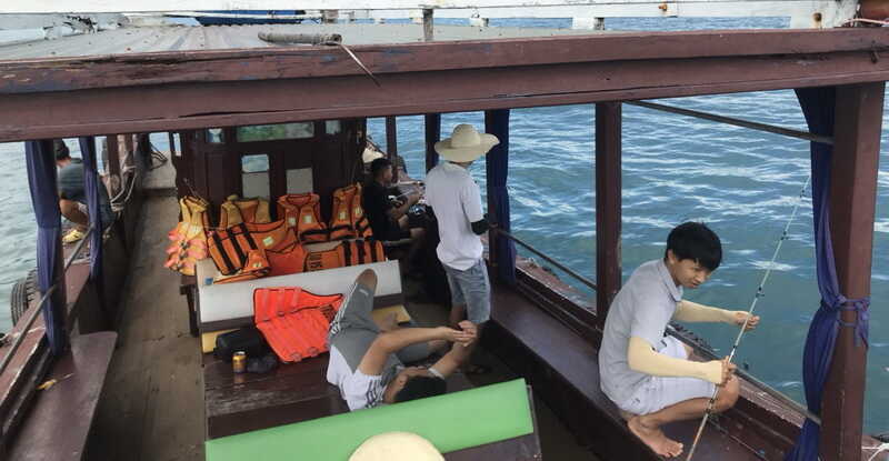 Câu cá trên vịnh Nha Trang