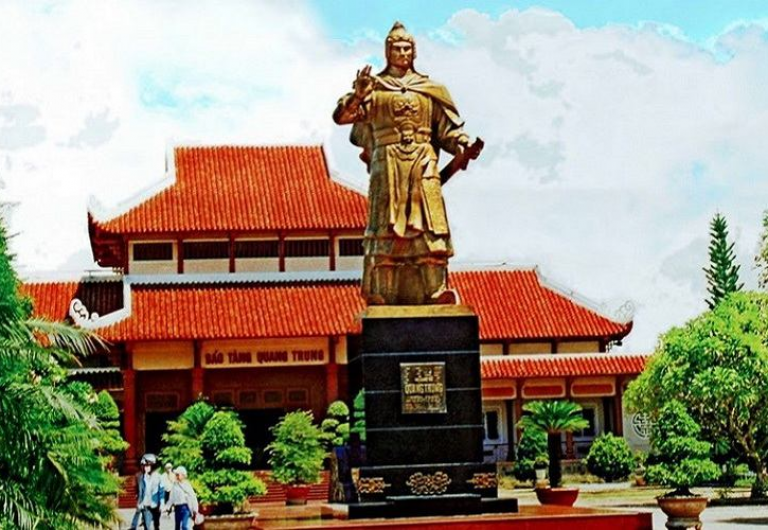 Tượng đài vua Quang Trung Qui Nhơn